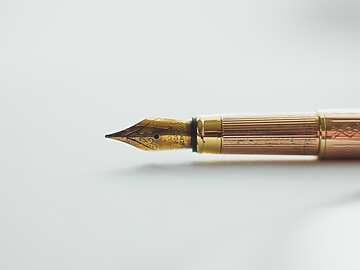 gold fountain pen