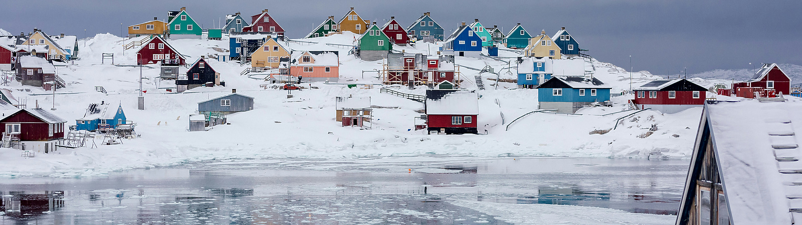 view-photography-of-assorted-color-houses-near-pond-during-daytime