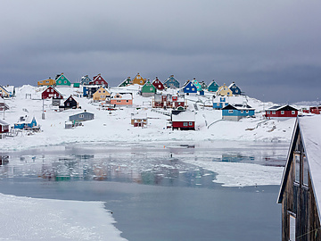 view-photography-of-assorted-color-houses-near-pond-during-daytime
