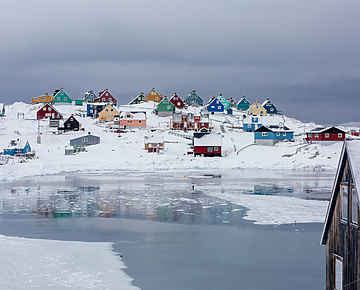 view-photography-of-assorted-color-houses-near-pond-during-daytime