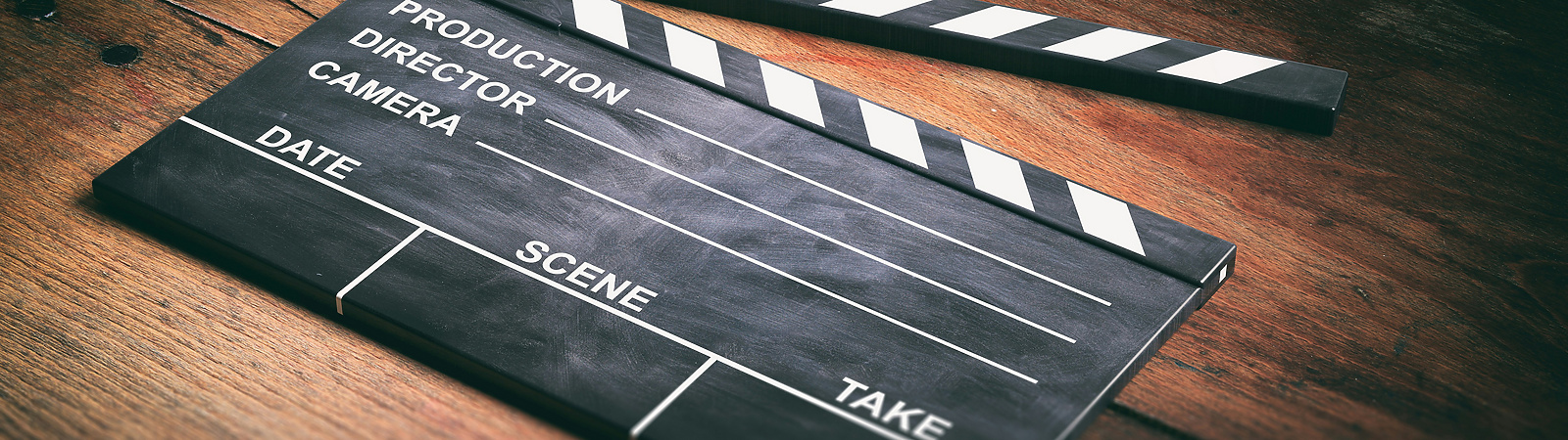 movie-clapper-on-wooden-background-3d-illustration-