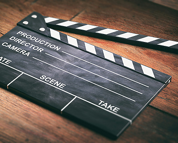 movie-clapper-on-wooden-background-3d-illustration-