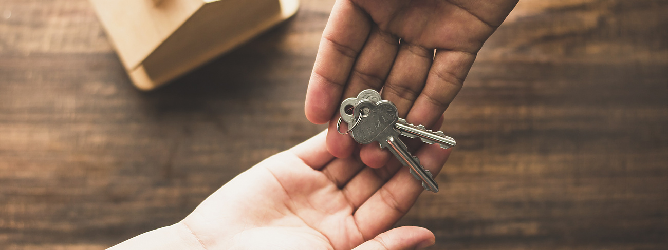House keys hands