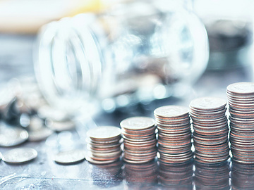 a pile of coins sitting on top on the table