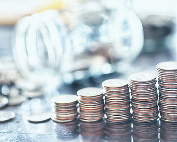 a pile of coins sitting on top on the table